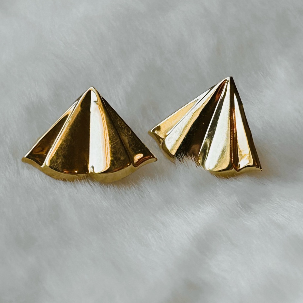 VINTAGE 14K Gold Dainty Textured Asian Fan Earrings